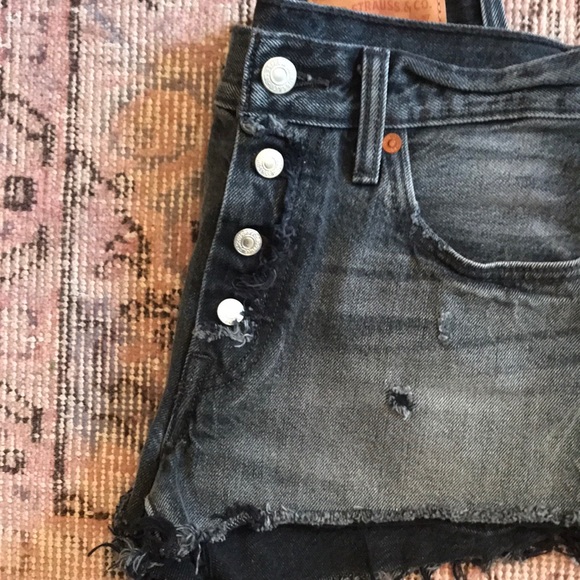 Black wash Levi’s 501 cut off short - Picture 3 of 3
